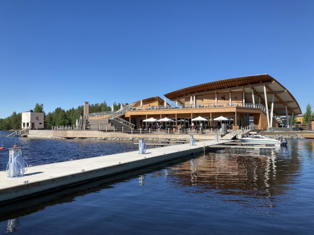 Lennokasta arkkitehtuuria, hyviä löylyjä, hulppeat terassit ja viereen rakentuva harrastepuisto: Kuopion Saanalla ei ole syytä ujosteluun maan muiden modernien saunojen joukossa.